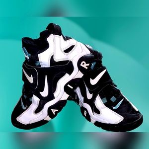 NIKE UNISEX STREET STYLE LOGO SNEAKERS IN VERY GOOD CONDITION